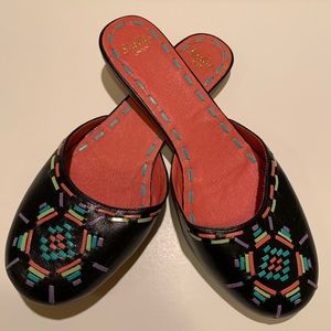 WOMEN’S FLATS.
